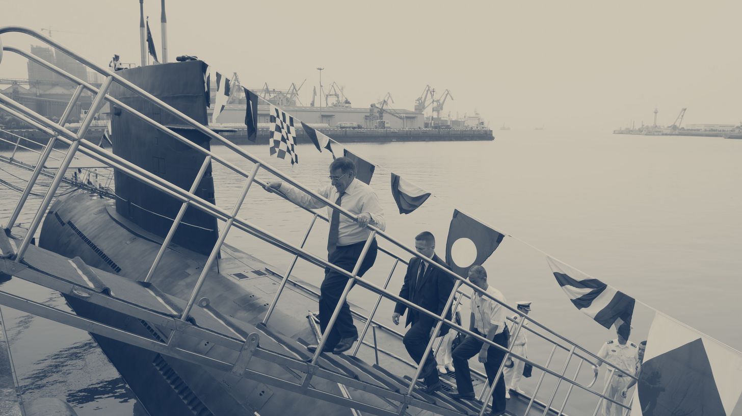Two-tone 2012 U.S. Department of Defense photo of a Chinese navy Type 039 submarine at Qingdao, with visitors walking down the gangway, as a stand-in for the new Chinese UUV mothership, which has no free photo.